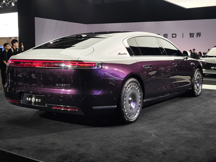 非凡大师蓝金智能腕表与尊界S800豪华座驾解析(图12)