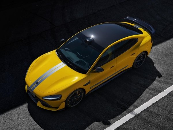 小米SU7 Ultra刷新纽北纪录预售价81.49万元，1548匹马力三电机系统(图5)