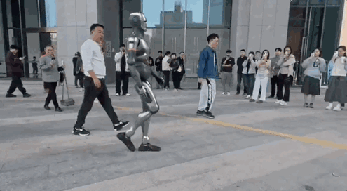 真实机器人自然步态突破，众擎SE01展现技术领先(图2)